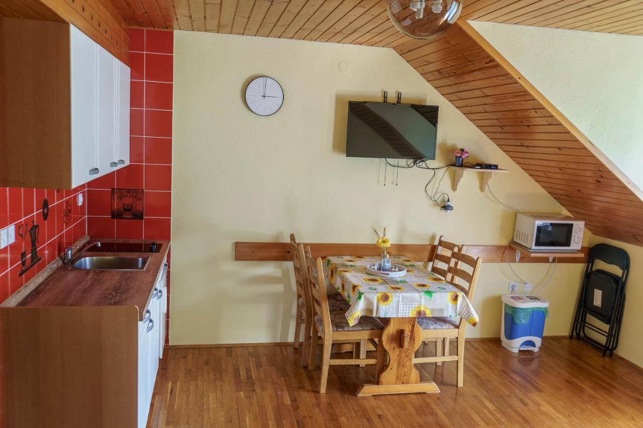 Apartments Zakrasnik Шкофья-Лока Экстерьер фото