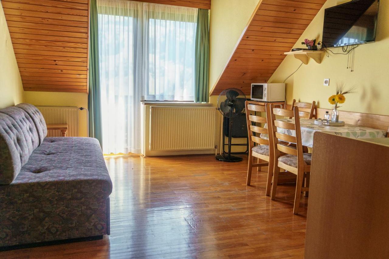Apartments Zakrasnik Шкофья-Лока Экстерьер фото
