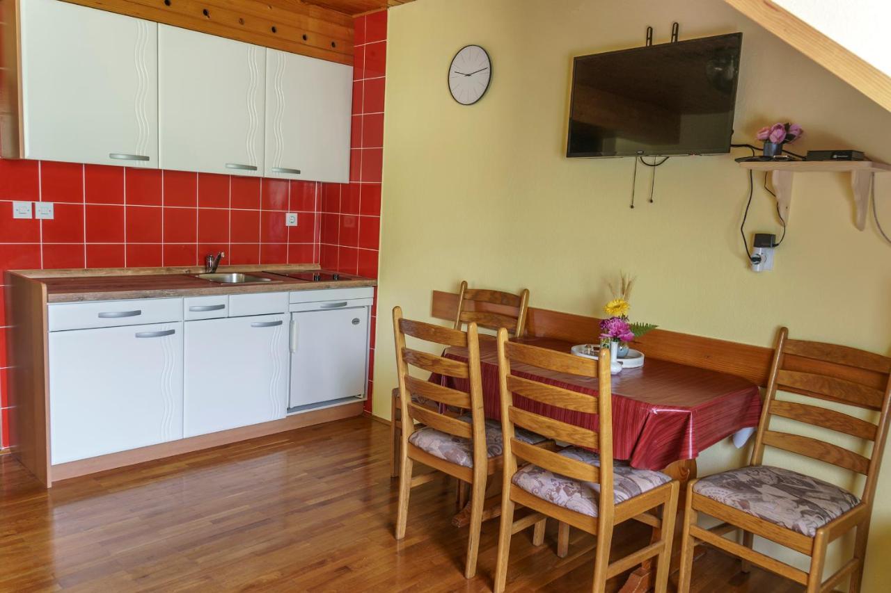 Apartments Zakrasnik Шкофья-Лока Экстерьер фото