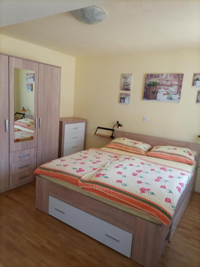 Apartments Zakrasnik Шкофья-Лока Экстерьер фото