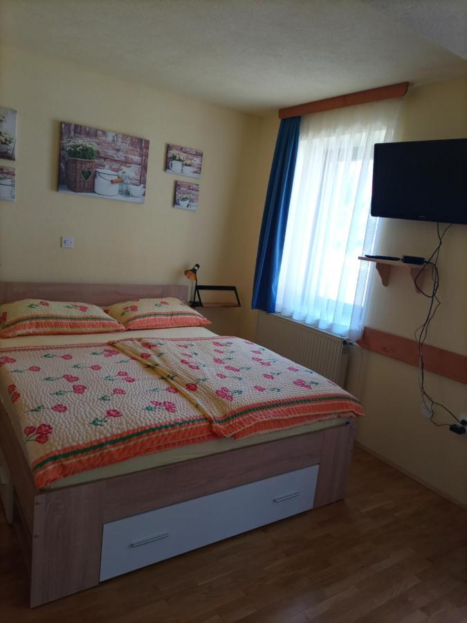 Apartments Zakrasnik Шкофья-Лока Экстерьер фото