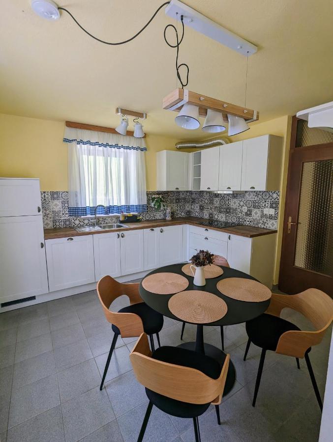 Apartments Zakrasnik Шкофья-Лока Экстерьер фото